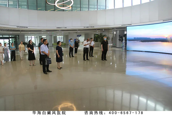 成院长一行在渤海先进技术研究院观看宣传片.jpg