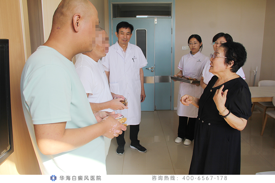 3成院长亲切询问住院患者的康复情况.jpg