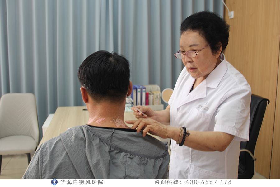 4成院长为患者检查病情.jpg