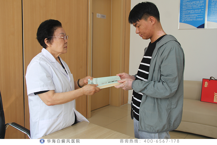7成院长向刘伟赠送医学专著《白癜风营养》.jpg